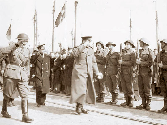 Den russiske general A. Jakusjov skridter fronten af foran de danske soldater fra 15. bataljon. Dette på kajen i Rønne kort før afrejse den 5. april 1946.