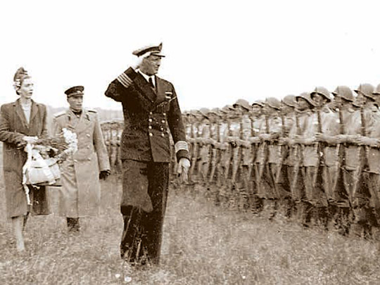 Kronprinseparret skridter af foran russere. Dette i forbindelse med parrets besøg på Bornholm den 18. og 19. juni 1945.