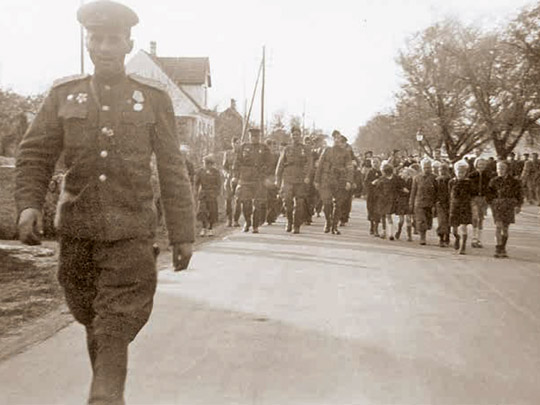Russiske soldater på vej mellem byerne Sandvig og Allinge.